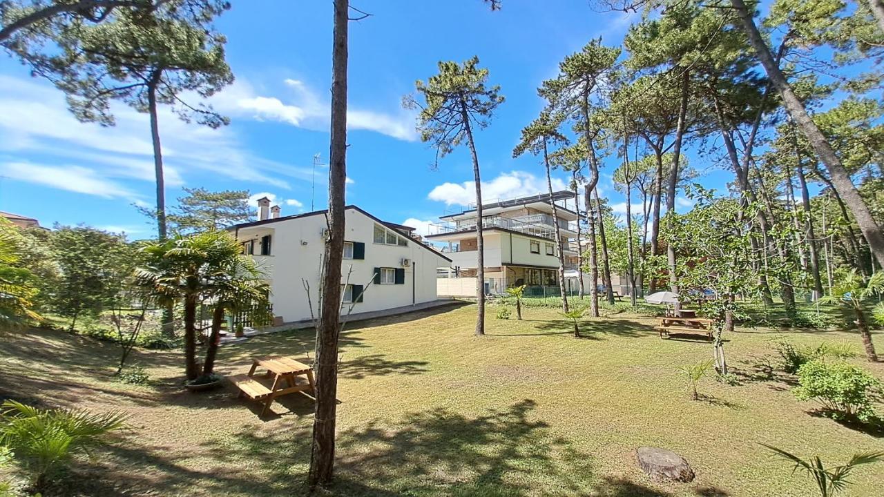 Villa Barbara Fra I Pini Lignano Sabbiadoro Exterior photo