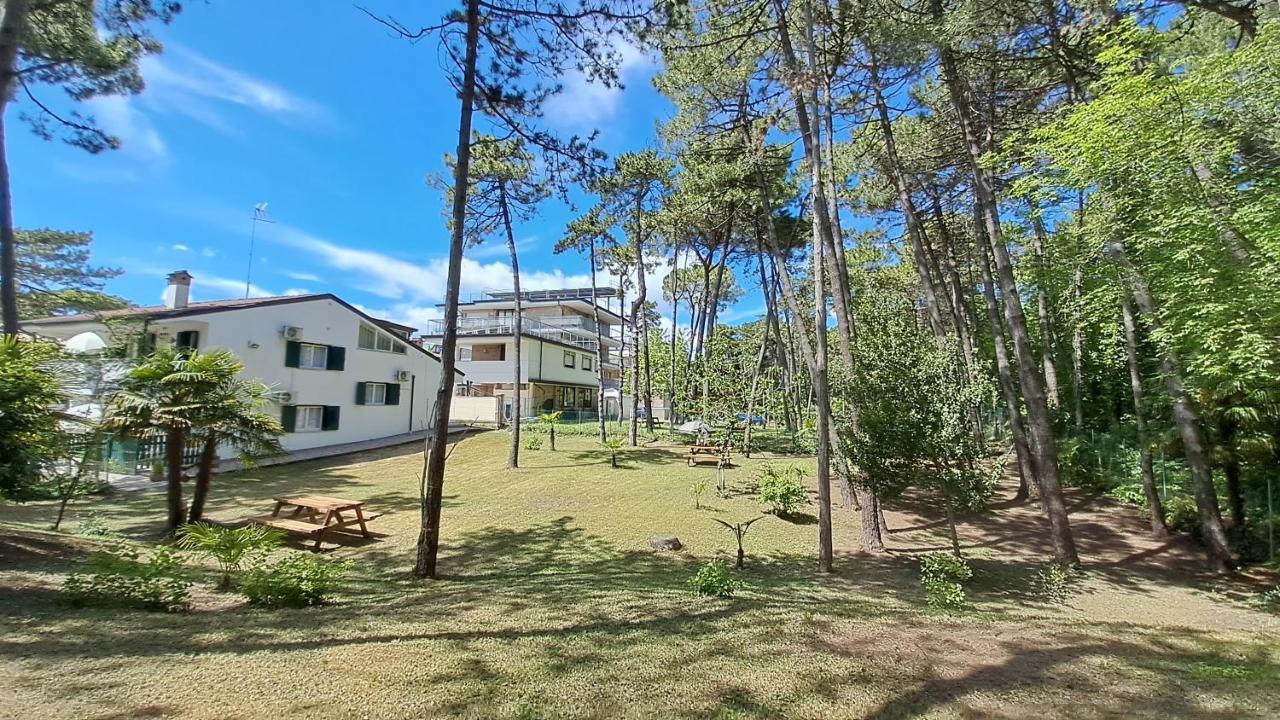 Villa Barbara Fra I Pini Lignano Sabbiadoro Exterior photo