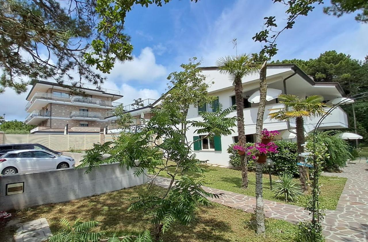 Villa Barbara Fra I Pini Lignano Sabbiadoro Exterior photo